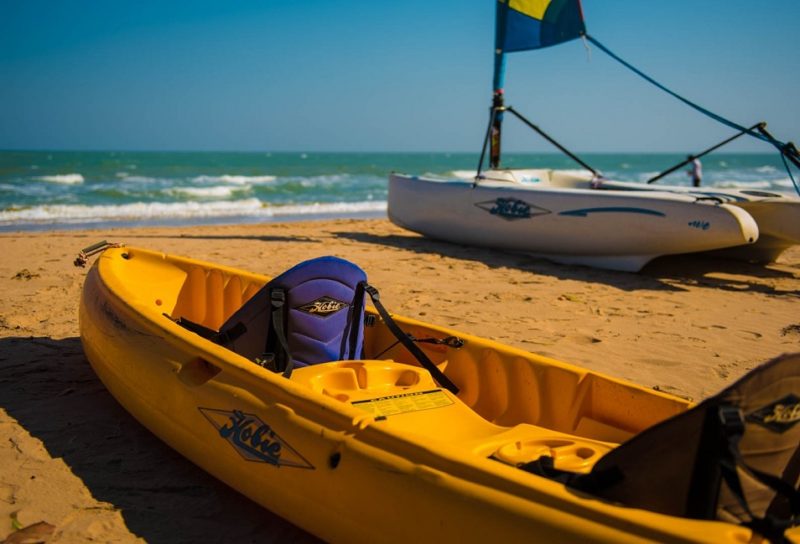 Kayak et catamran sur la plage de l'hotel X2 à Kui Buri - Thaïlande | Au Tigre Vanillé
