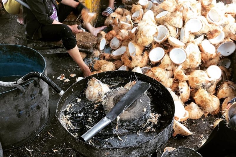 Fabrication artisanale d'objet en noix de coco à Krabi - Thaïlande | Au Tigre Vanillé