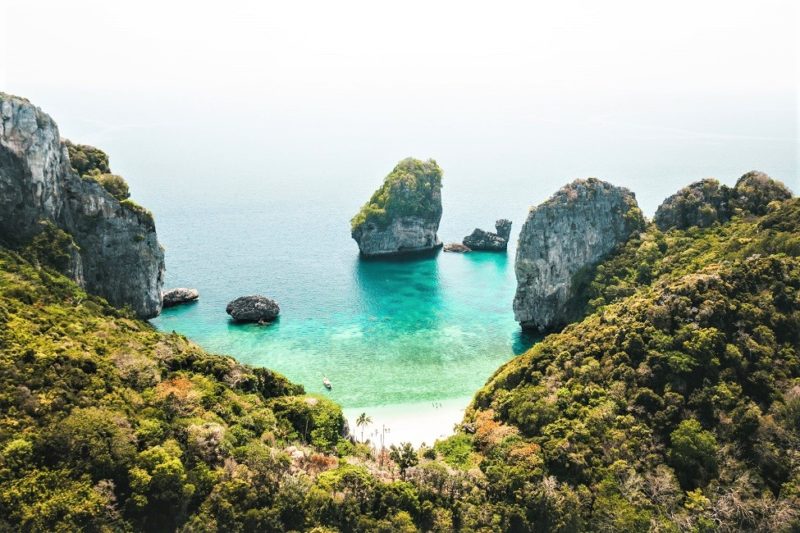 Vue aerienne de la jungle et d'une plage à l'eau turquoise à Krabi - Thaïlande | Au Tigre Vanillé