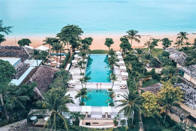 Vue aerienne de la piscine de l'hotel Layana à Koh Lanta - Thaïlande | Au Tigre Vanillé