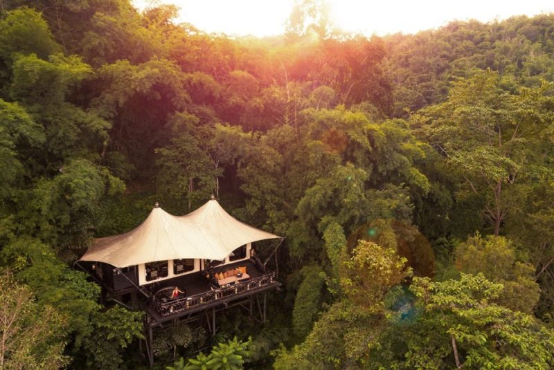 Vue aerienne d'une tente du camp du Four Seasons dans le triangle d'Or - Thaïlande | Au Tigre Vanillé