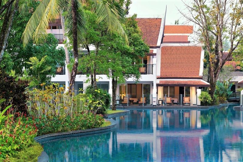 Piscine et batiment à étage de l'hotel Mariott à Khao Lak - Thaïlande | Au Tigre Vanillé