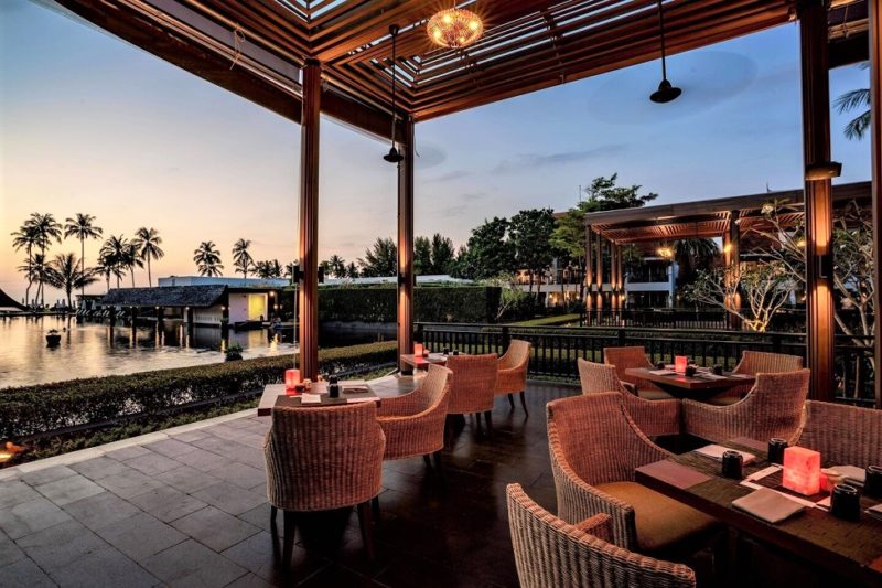 Café au bord de la piscine principale de l'hotel Mariott à Khao Lak - Thaïlande | Au Tigre Vanillé