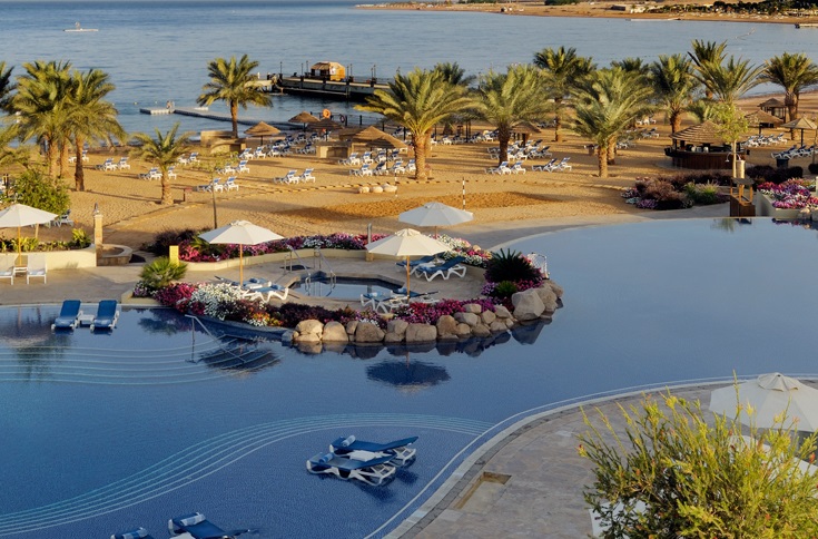 Piscine en bord de mer de l'hotel Movenpick Tala Bay à Aqaba - Jordanie | Au Tigre Vanillé