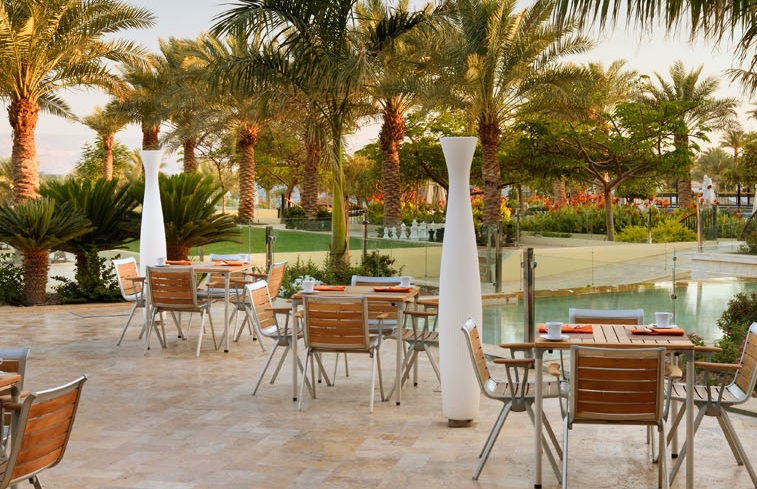 Café au bord de la piscine de l'hotel Movenpick Tala Bay à Aqaba - Jordanie | Au Tigre Vanillé