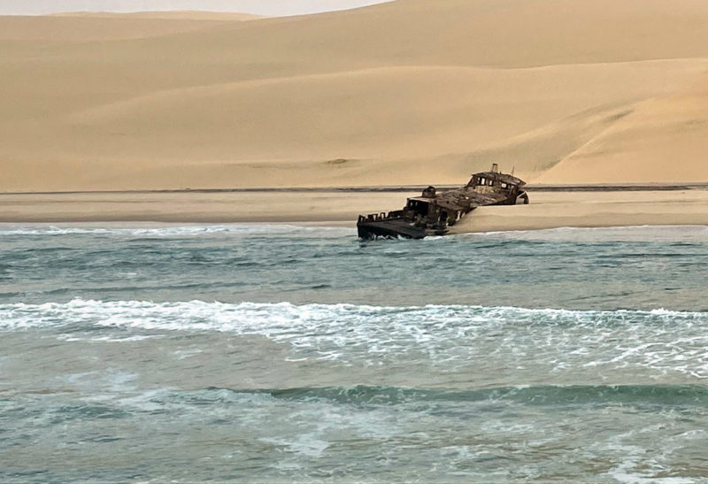 Namibie, Côte des squelettes, Une épave de bateau échouée sur la plage| Au Tigre Vanillé
