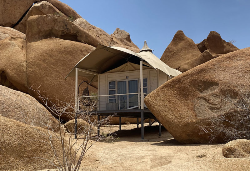 Namibie, Côte des squelettes, Un bungalow entouré de rochers | Au Tigre Vanillé