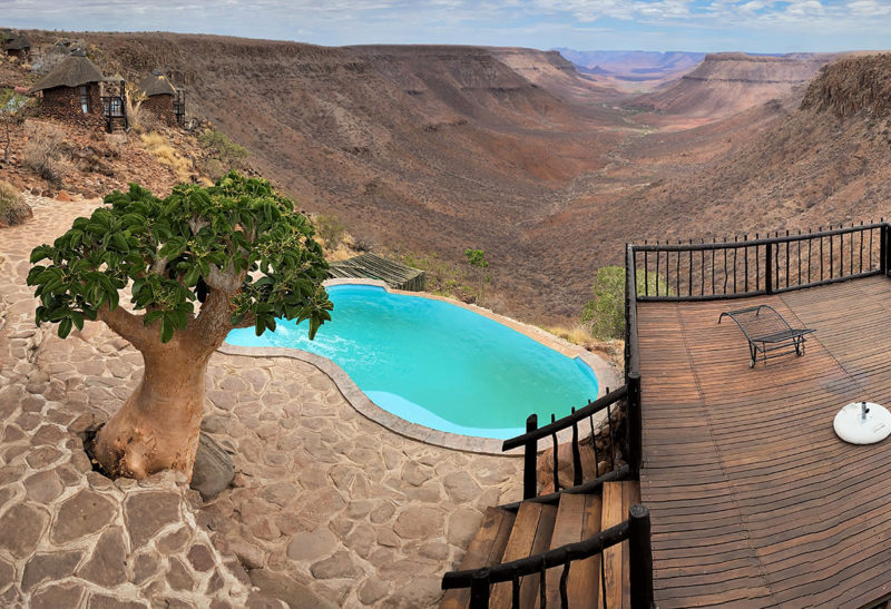 Namibie, Côte des squelettes, Une piscine dans un lodge avec vue | Au Tigre Vanillé