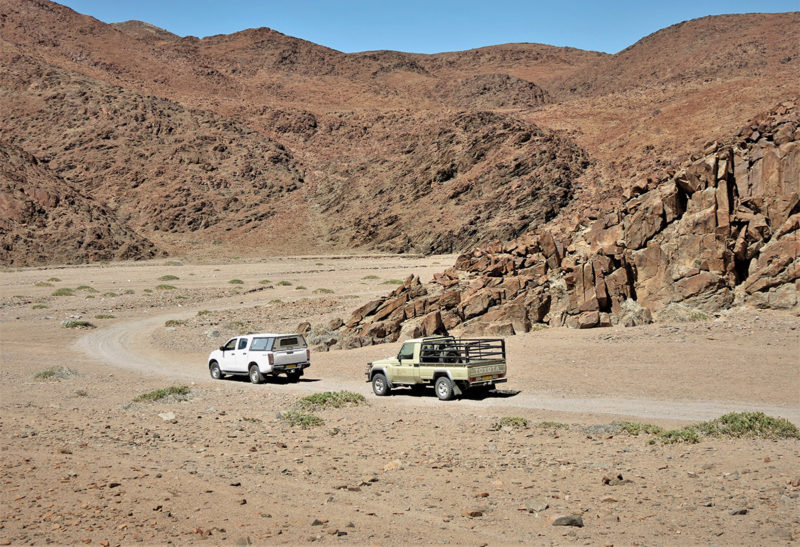 Namibie, Côte des squelettes, Un convoi de 4x4 sur une piste | Au Tigre Vanillé