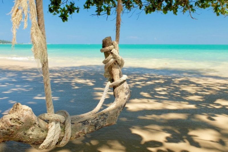 Plage turquoise de l'hotel Sarojin à Khao Lak - Thaïlande | Au Tigre Vanillé