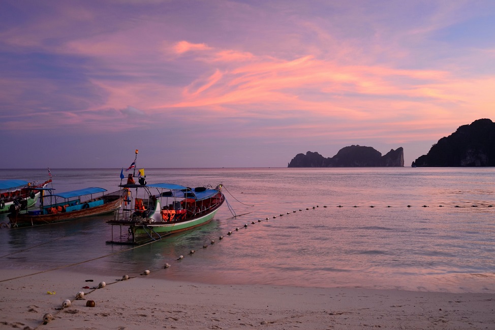Plage et bateaux de pecheurs au coucher du soleil à Pranburi - Thaïlande | Au Tigre Vanillé