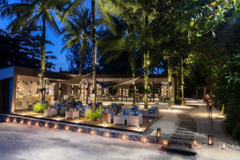 Restaurant en terrasse de l'hotel Sarojin à Khao Lak - Thaïlande | Au Tigre Vanillé