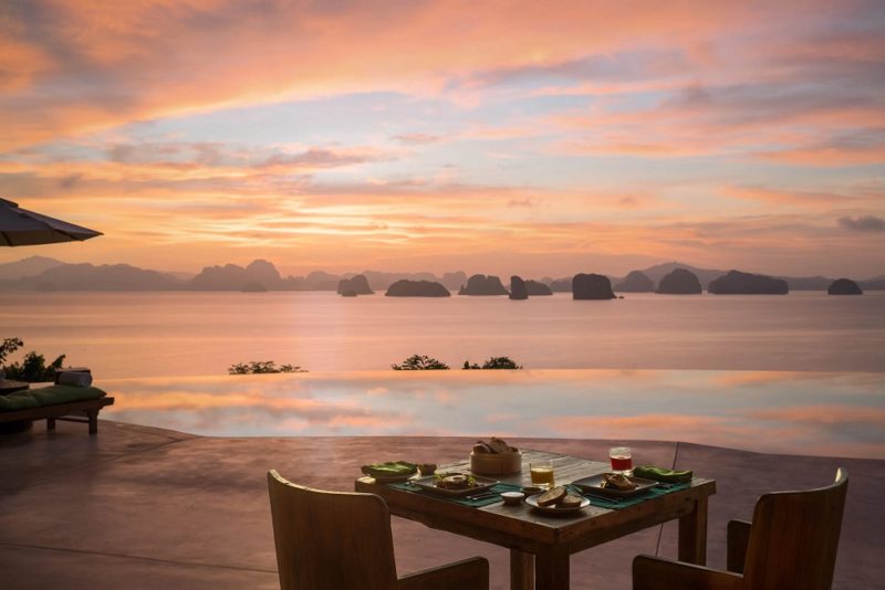 Café au bord de la piscine avec vue panoramique de l'hotel Six Senses à Koh Yao Noi - Thaïlande | Au Tigre Vanillé