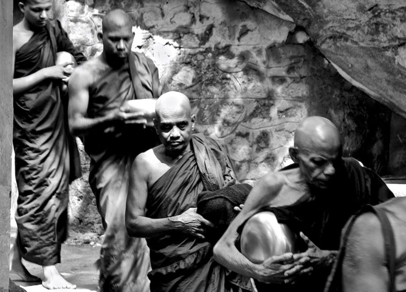 Sri Lanka, des moines bouddhistes partent mendier | Au Tigre Vanillé