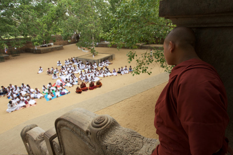 Sri Lanka, un moine bouddhiste regarde des fidèles | Au Tigre Vanillé