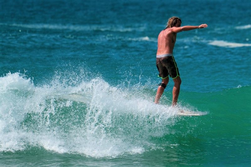 Homme qui fait du surf sur la côte sud - Sri Lanka | Au Tigre Vanillé