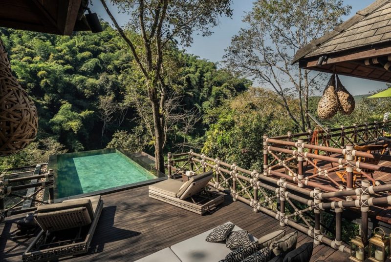 Vue sur la piscine privée depuis une terrasse du camp du Four Seasons dans le triangle d'Or - Thaïlande | Au Tigre Vanillé