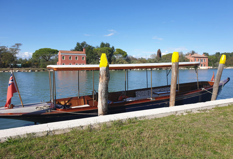 Gondole parquée au bord d'un canal, Venise, Italie | Au Tigre Vanillé