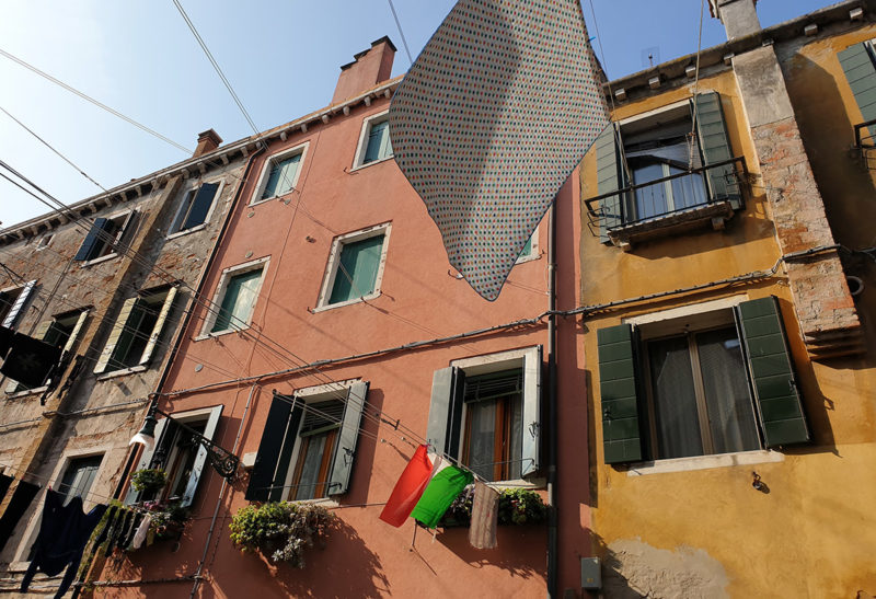 Linge tendu entre deux façades, Venise, Italie | Au Tigre Vanillé