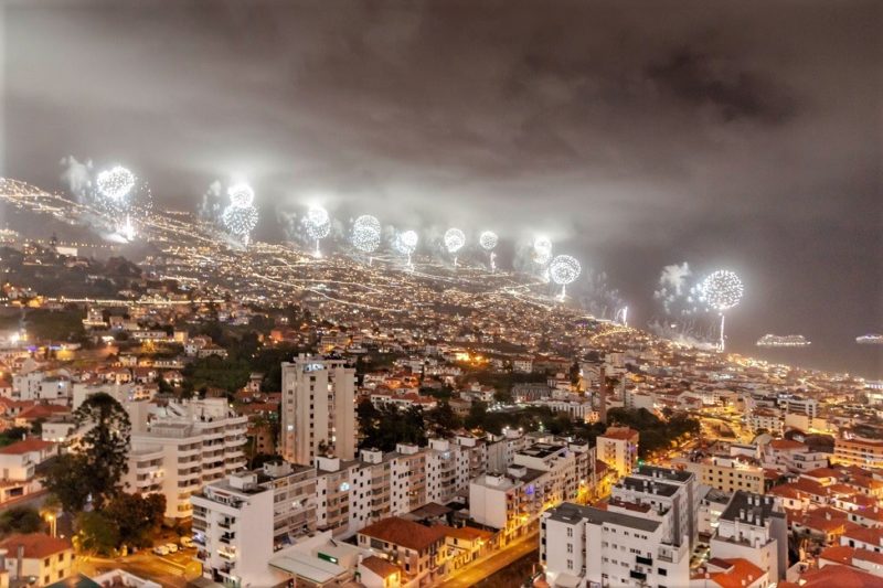 Feu d'artifices de nuit de Funchal - Madère | Au Tigre Vanillé