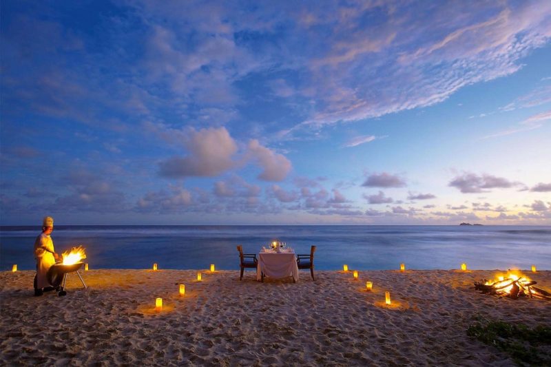 Diner sur la plage de l'hotel de l'ile exclusive de Fregate - Seychelles | Au Tigre Vanillé