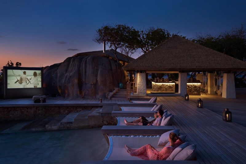 Cinema sur la plage de l'hotel Six Senses sur l'île de Félicité - Seychelles | Au Tigre Vanillé