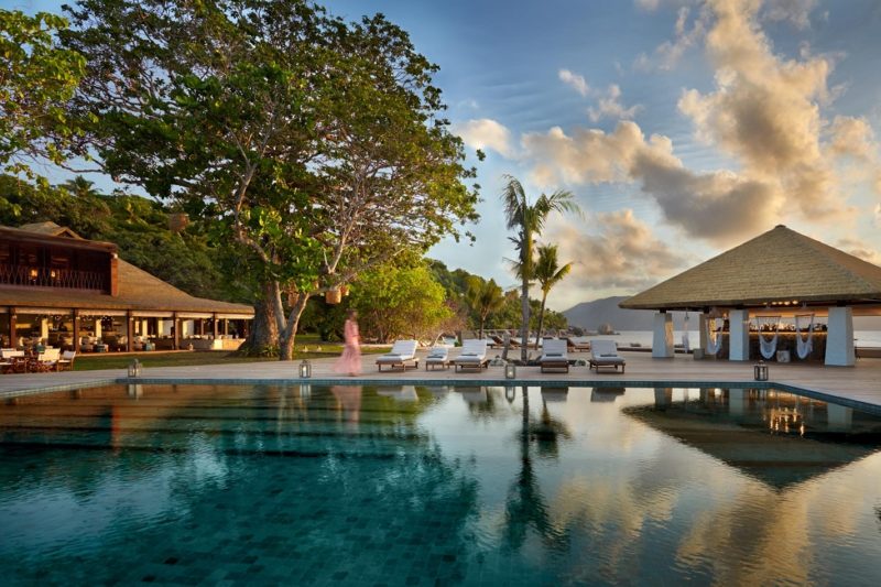 Piscine de l'hotel Six Senses sur l'île de Félicité - Seychelles | Au Tigre Vanillé