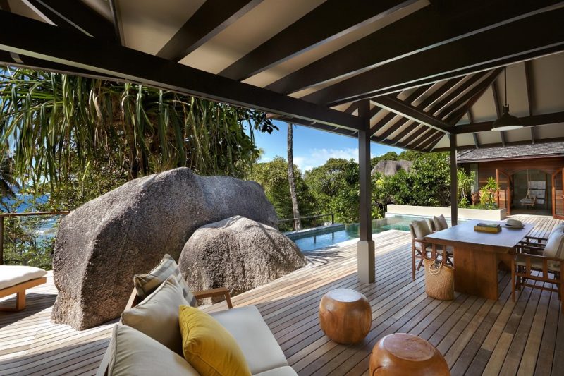 Terrasse et piscine privée de l'hotel Six Senses sur l'île de Félicité - Seychelles | Au Tigre Vanillé