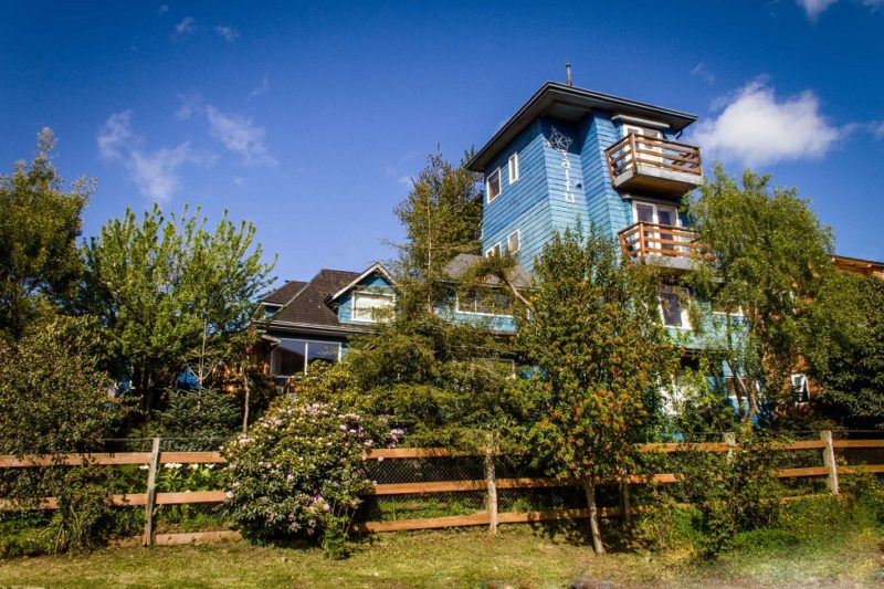 Façade de l'hôtel Casa Kalfu dans la région des lacs - Chili | Au Tigre Vanillé