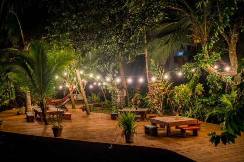 Jardin de l'hôtel Eclypse de Mar dans l'archipel de Bocas del Toro - Panama | Au Tigre Vanillé