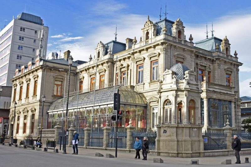 Façade de l'hôtel Jose Nogueira à Punta Arenas en Patagonie - Chili | Au Tigre Vanillé