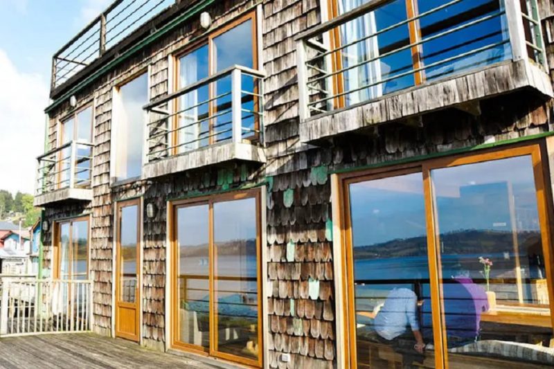 Façade de l'hôtel Palafito 1326 l'archipel des Chiloé - Chili | Au Tigre Vanillé