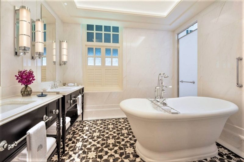 Salle de bains de l'hôtel Raffles - Singapour | Au Tigre Vanillé