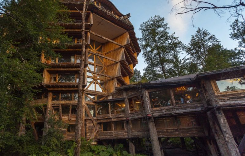 Façade de l'hôtel Reino Fungi dans la région des lacs - Chili | Au Tigre Vanillé