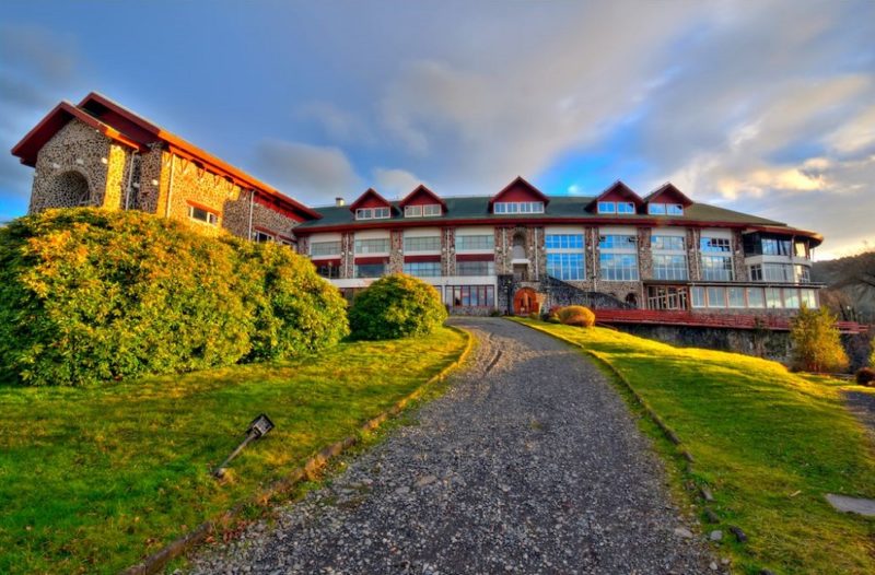 Façade de l'hôtel Termas Welness dans la région des lacs - Chili | Au Tigre Vanillé