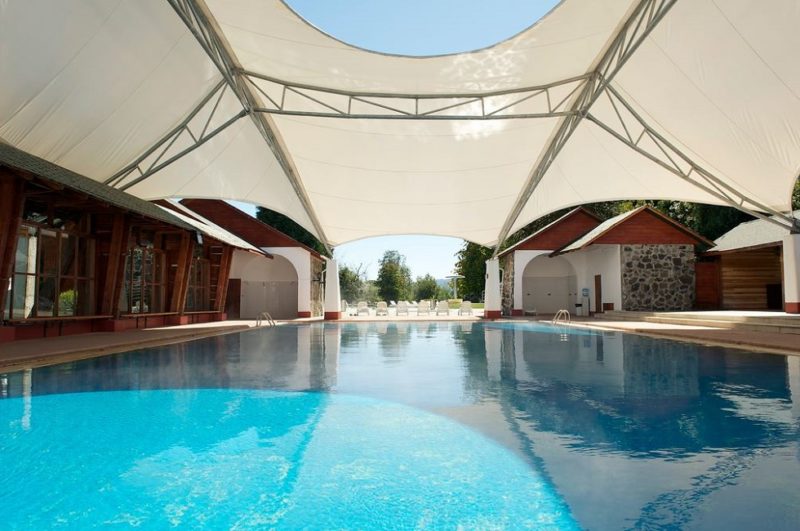 Piscine de l'hôtel Termas Welness dans la région des lacs - Chili | Au Tigre Vanillé