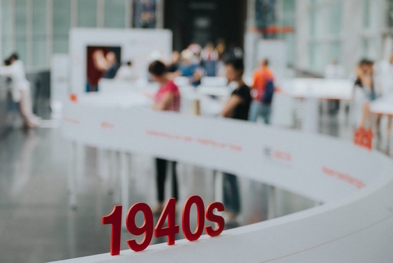 Familles qui visitent un musée - Singapour | Au Tigre Vanillé