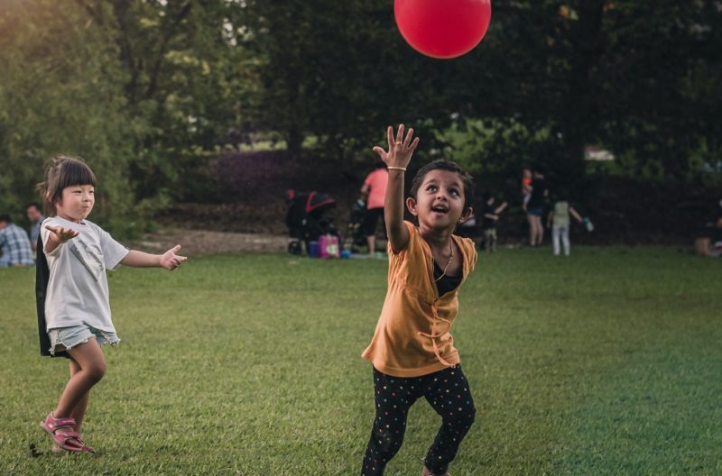 Enfants qui jouent dans un parc - Singapour | Au Tigre Vanillé