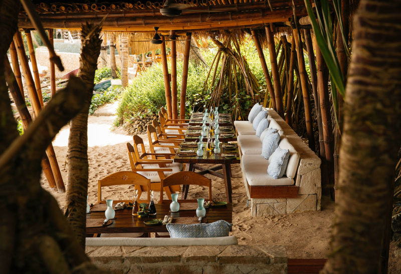 Des tablées sur la plage à Sumba, NIHI hôtel, Indonésie