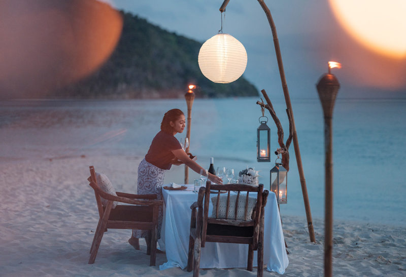 Dîner sur la plage à l'hôtel Bawah Reserve, en Indonésie | Au Tigre Vanillé