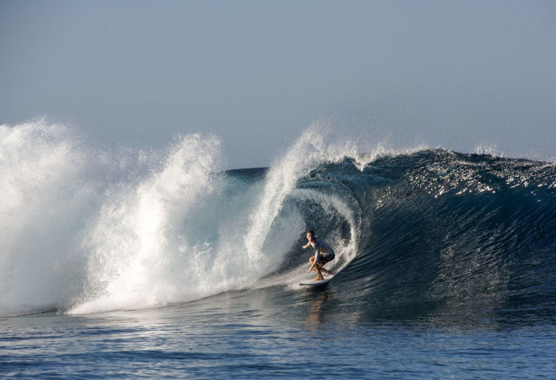 Un surfeur au NIHI Sumba, en Indonésie | Au Tigre Vanillé