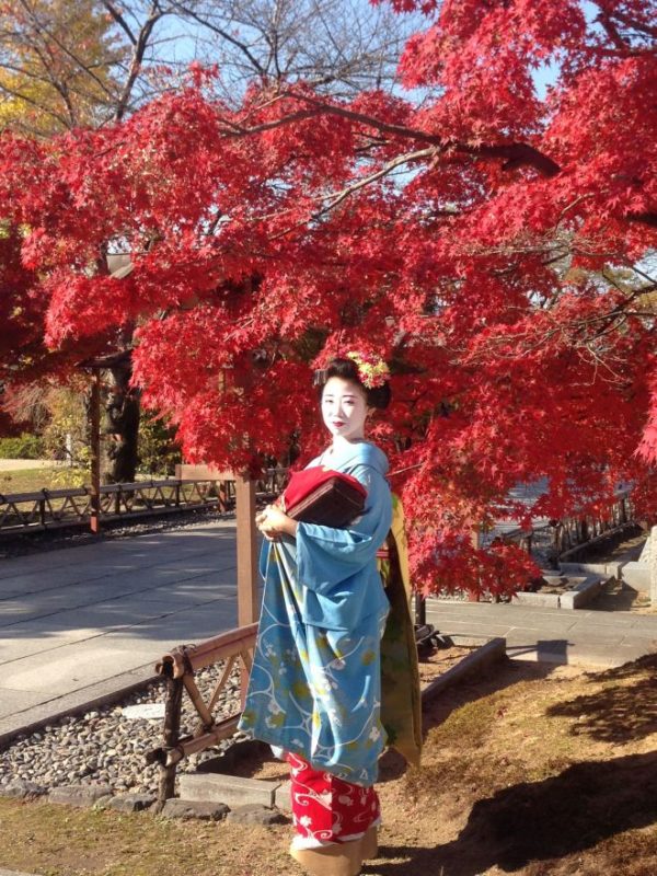 Une femme debout en habits traditionnels japonais