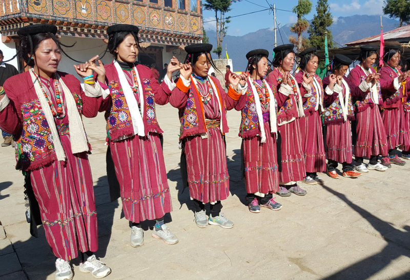 Bhoutan, des danseuses en habits traditionnels