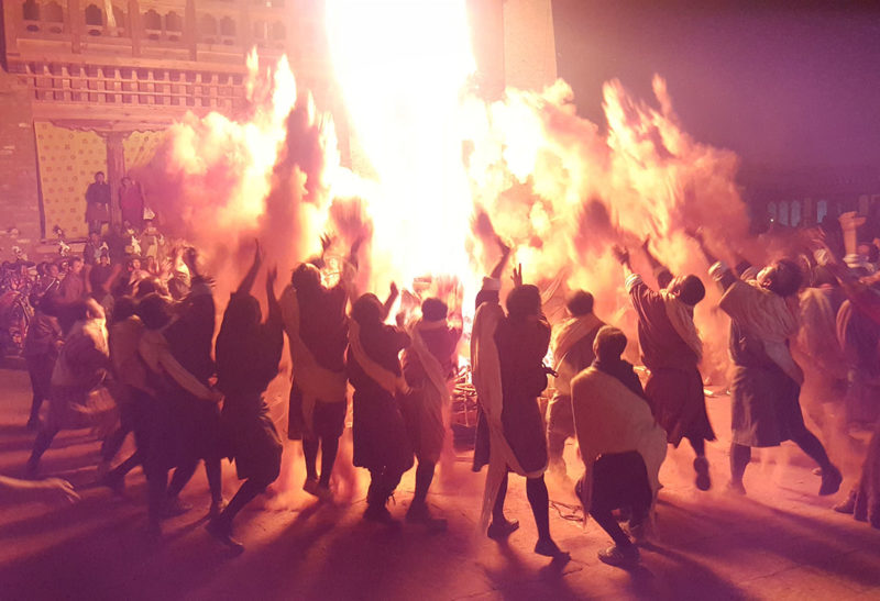 Bhoutan, festival du feu, des bhoutanais dansent autour d'un grand feu