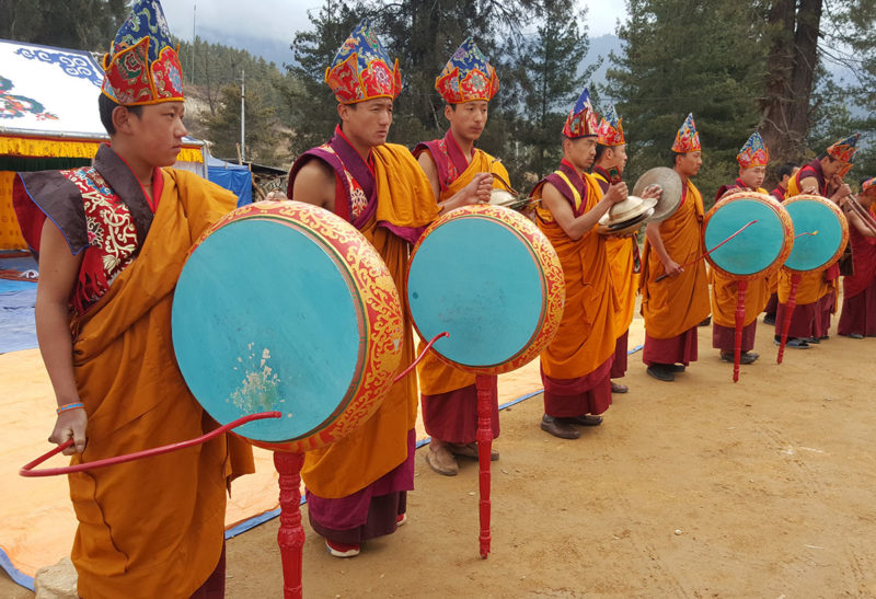 Bhoutan, des percusionnistes en habits traditionnels