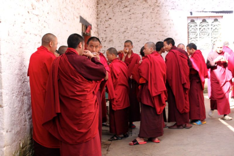 Bhoutan, des moines boivent un café debout