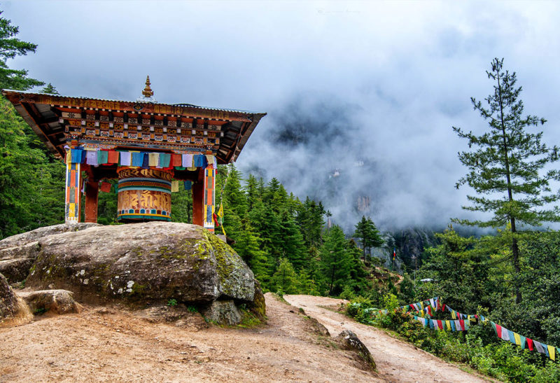 Bhoutan, sanctuaire au bord d'un chemin de forêt