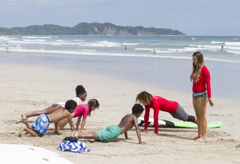 Costa Rica, cours de surf sur la plage