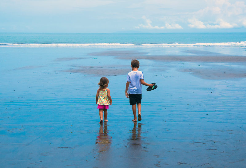 Costa Rica, deux enfants marchent sur la plage