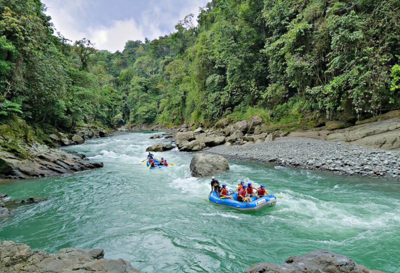 Costa Rica, deux bateaux de rafting dans une rivière agitée